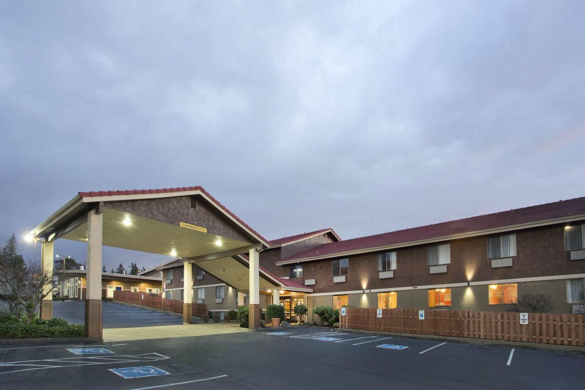 Red Lion Inn And Suites Federal Way Exteriör bild