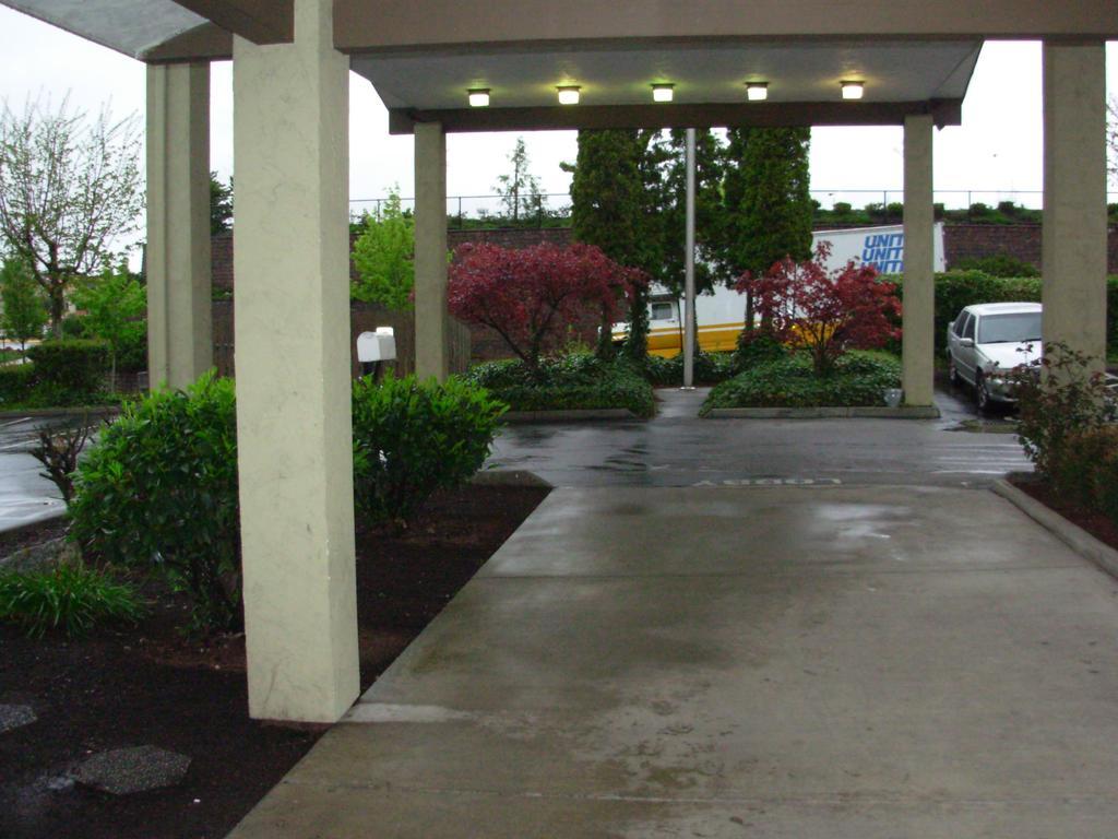 Red Lion Inn And Suites Federal Way Exteriör bild